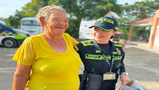 un polic&iacute;a y un abuelito 
