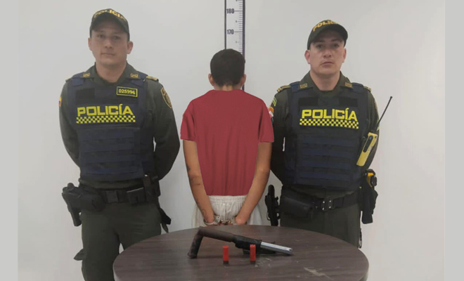 A través de los planes de registro y solicitud de antecedentes, las autoridades sorprendieron a este sujeto con el elemento letal improvisado y deberá responder por fabricación, tráfico o porte de armas de fuego.