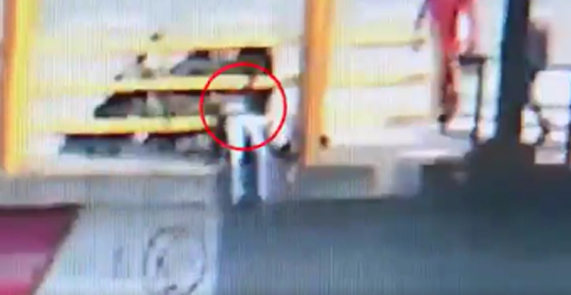 Imagen muestra el rescate del ciudadano por la acción de los cuadrantes de policía