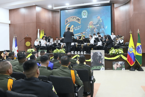sinfónica del municipio de Facatativá - Cundinamarca con los demás asistentes al evento 