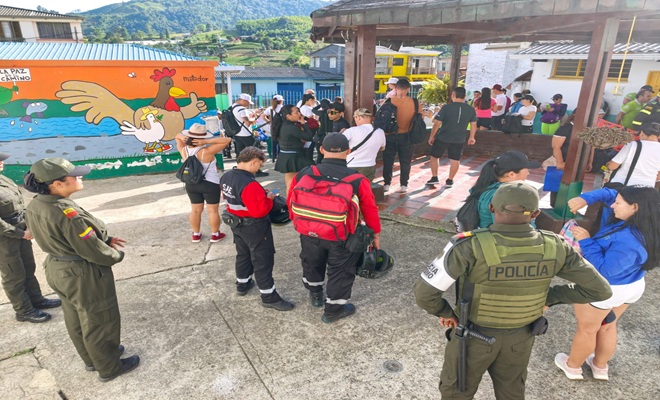 policias_acompa&ntilde;a_caminata_ambiental
