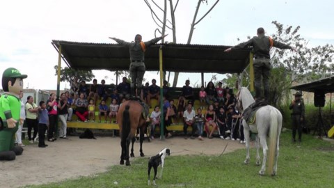Carabineros de la Policía Nacional en el Amazonas reciben visita de niños del Brasil