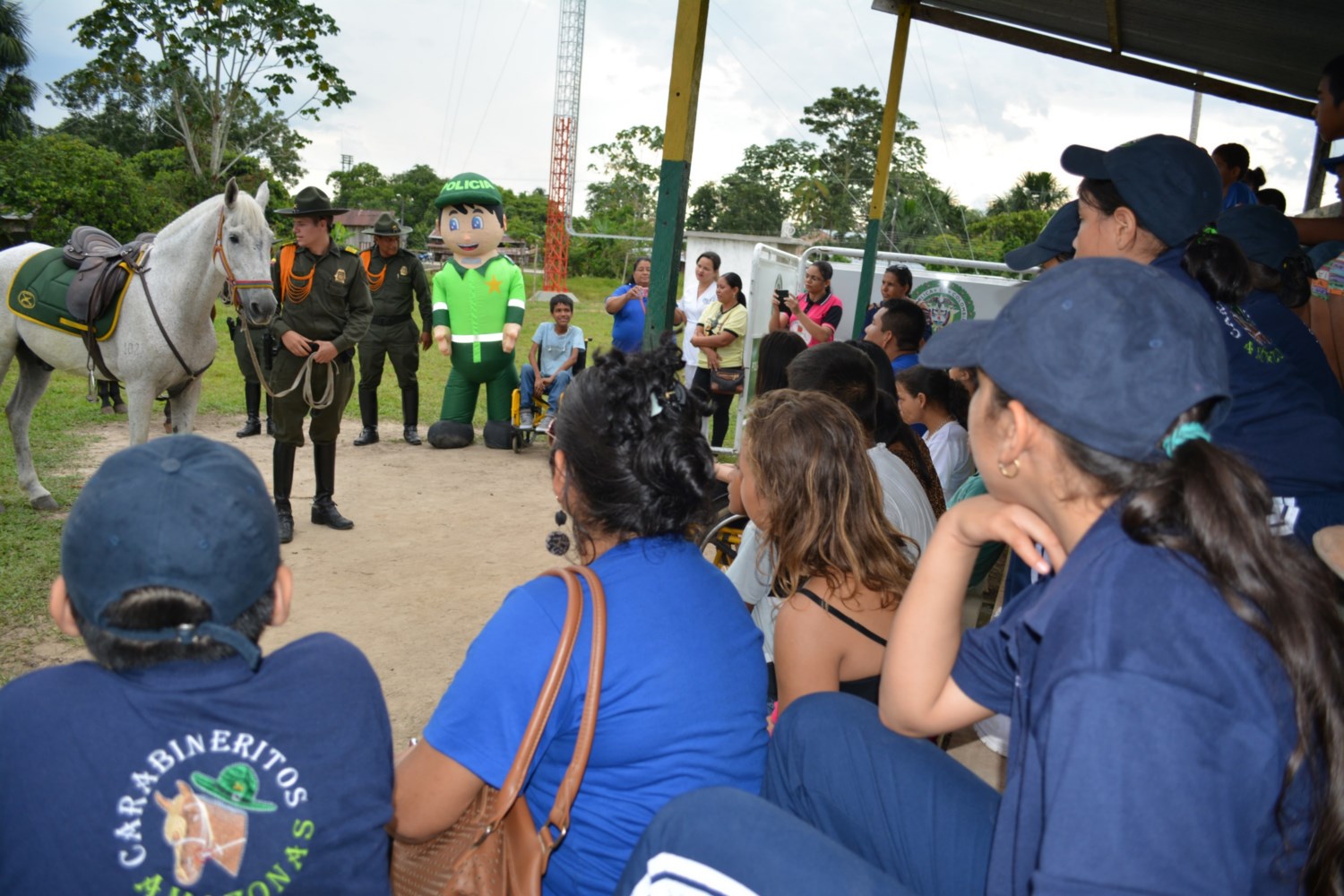 Carabineros de la Policía Nacional en el Amazonas reciben visita de niños del Brasil