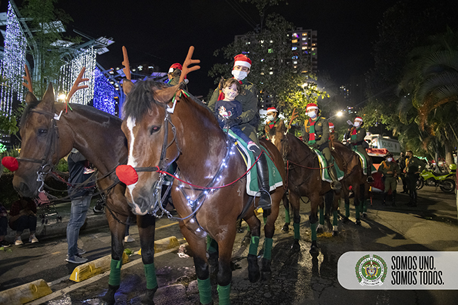 Con un trineo móvil recorremos las calles llevando las novenas navideñas a los hogares en el Valle de Aburrá  