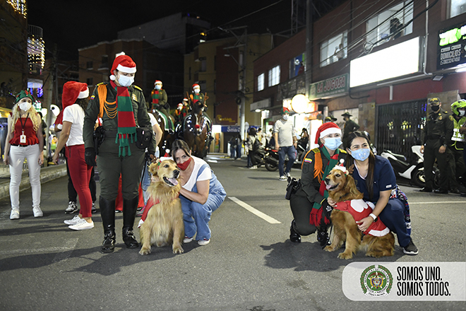 Con un trineo móvil recorremos las calles llevando las novenas navideñas a los hogares en el Valle de Aburrá  