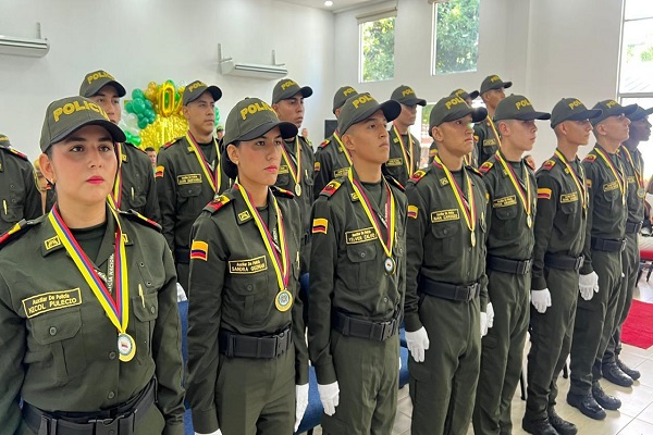 Auxiliares de Policía lucen sus medallas durante la ceremonia de juramento a la Bandera