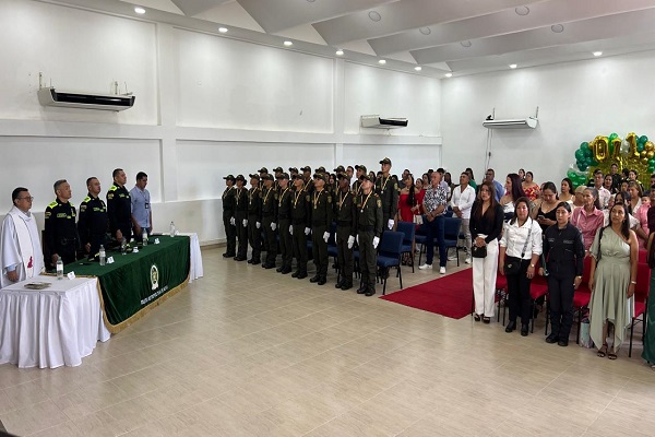 Auxiliares de Policía participan en la ceremonia de juramento a la Bandera
