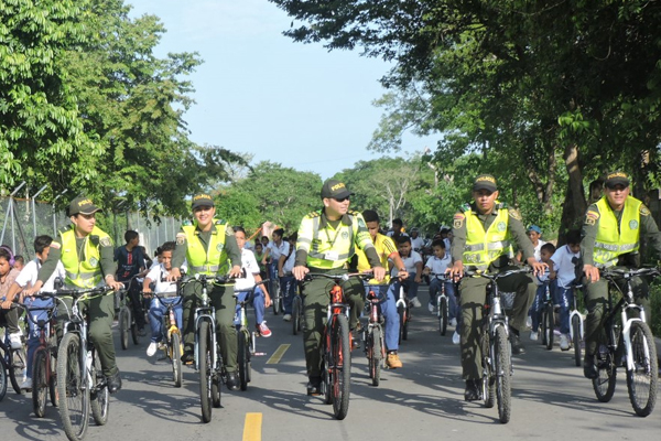 Policía Nacional lidera ciclo paseo “vas y vienes en bici a estudiar”