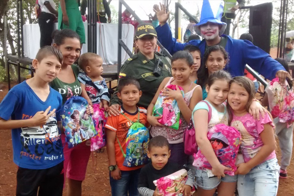 La estación de Policía el Lido entrega kit escolares