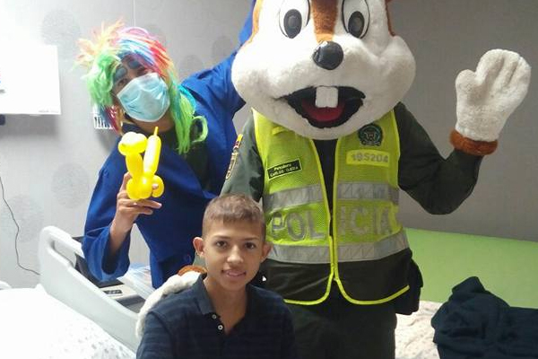 Policía celebra mes de los niños en tratamiento médico oncológico