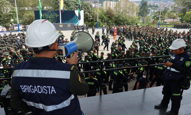 Mando ejecutivo, brigadista líder verifica el punto de encuentro