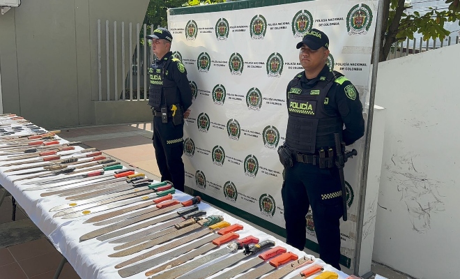 Dos polic&iacute;as, y elementos incautados
