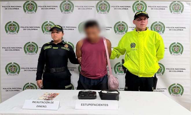 Dos uniformados de la Polic&iacute;a Nacional custodian a una persona  por el delito de tr&aacute;fico, fabricaci&oacute;n o porte de estupefacientes.
