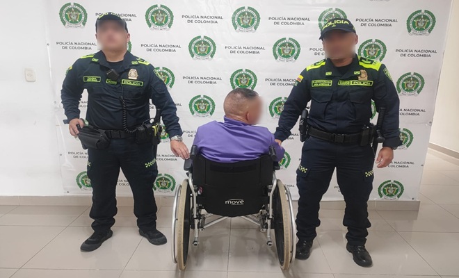 dos uniformados y un capturado en silla de ruedas 