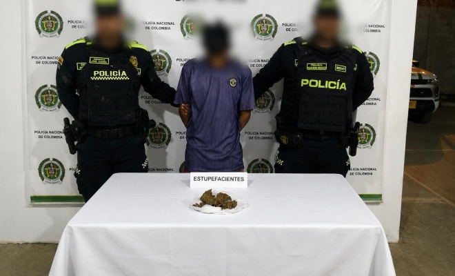 dos uniformados con una persona capturada por el delito Tráfico, Fabricación o Porte de Estupefacientes.