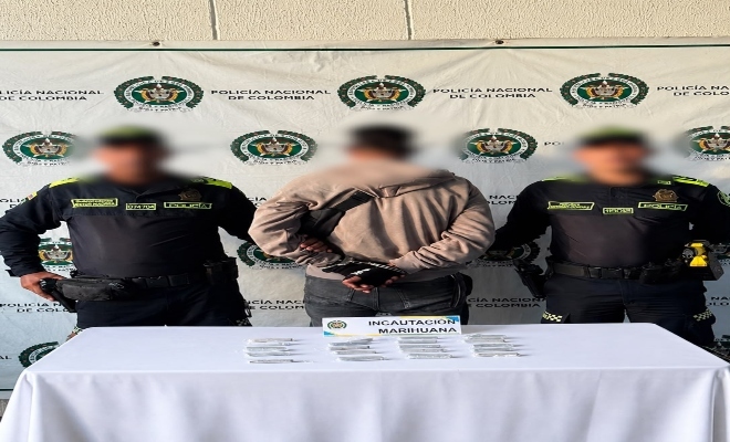 dos uniformados de la Policía Nacional con una persona capturada por el delito Trafico, fabricación o porte de estupefacientes
