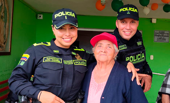 Persona de la tercera edad compartiendo vivencias y actividades recreativas con la Policía Nacional.