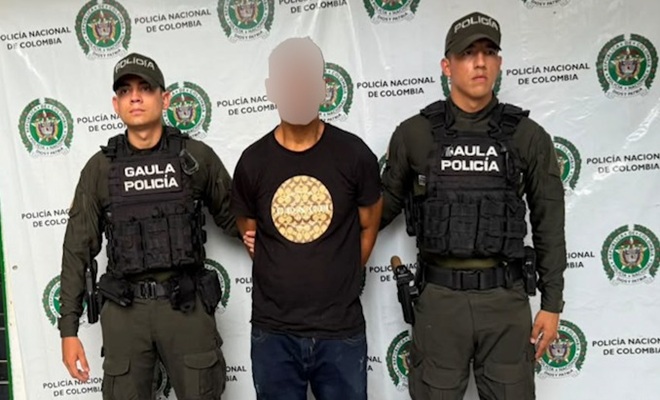 Alias Gavilán custodiado por dos uniformados del Gaula
