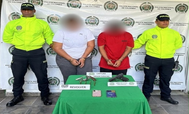 Alias Julieta y Mojorro custodiados por dos uniformados de SIJIN