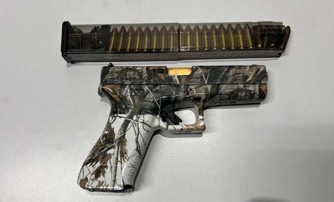 Se incautaron una pistola Glock, un proveedor modificado, 89 cartuchos y cuatro teléfonos celulares con información relevante para el avance de la investigación