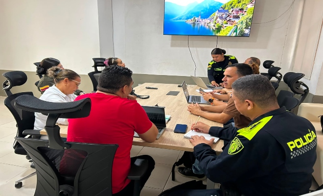 nueve personas socializando mesas de trabajo temas de fuentes hídricas 
