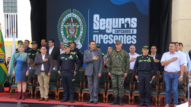 Autoridades en ceremonia de entrega