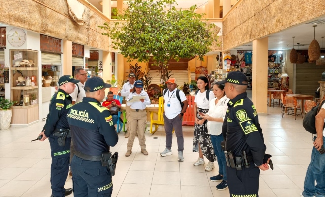 tres funcionarios policiales en compañía de representantes de la Secretaría de Salud Municipal, Migración Colombia y la Secretaría de Turismo