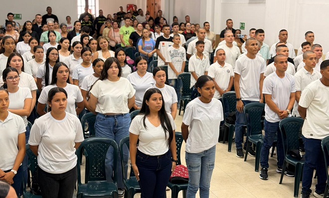 173 auxiliares de Policías ubicados al interior del auditorio.