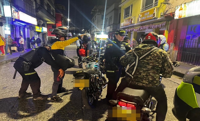 dos policías, dos ciudadanos, varias motos y varios establecimientos 