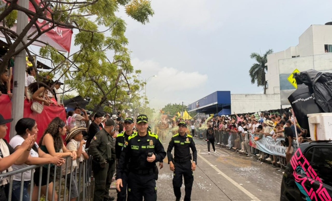 cuatro uniformados en vía publica recorriendo las calles de la ciudad de montería en el recorrido  de la feria nacional 