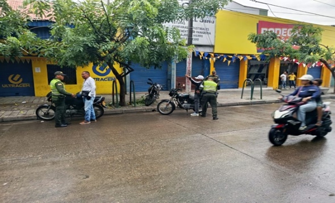 Uniformados realizando registros a personas y vehículos