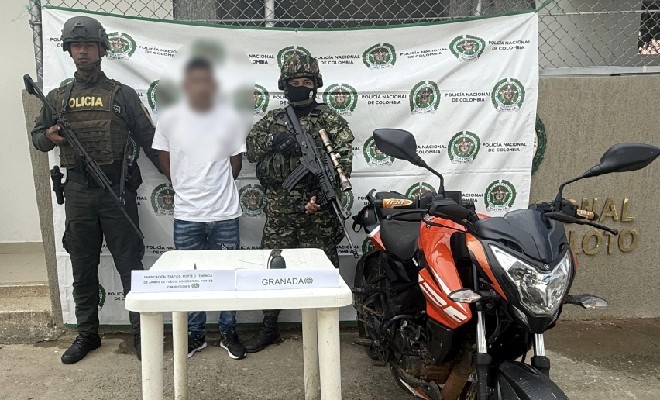 capturado en custodia de funcionarios de la Policía Nacional y Ejercito Nacional, con elementos incautados, motocicleta y una granada 