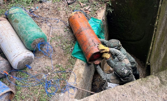T&eacute;cnicos de Explosivos realizando la desactivaci&oacute;n de artefactos sobre la v&iacute;a panamericana