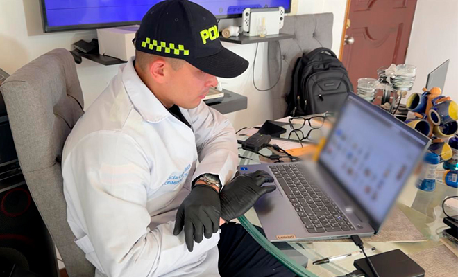 Perito de Polic&iacute;a realiza verificaci&oacute;n de la evidencia encontrada.