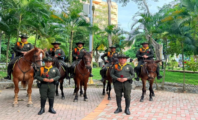 ciete policias con rosas y cinco caballos 