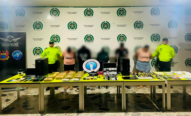 Cinco capturados con elementos probatorios, siendo custodiados por la Polic&iacute;a Nacional.