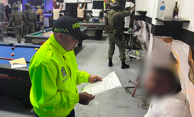 Un policía realiza lectura los derechos de capturado de alias 'Carlos Way'.