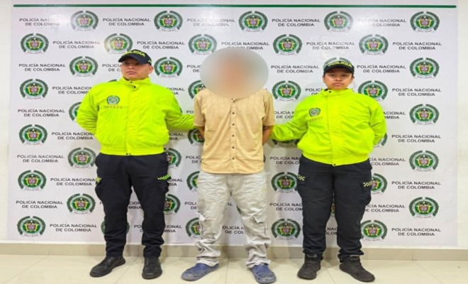 Dos policías, 1 capturado. 