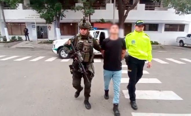 Desplazamiento de alias 'Calavera", custodiado por dos policías