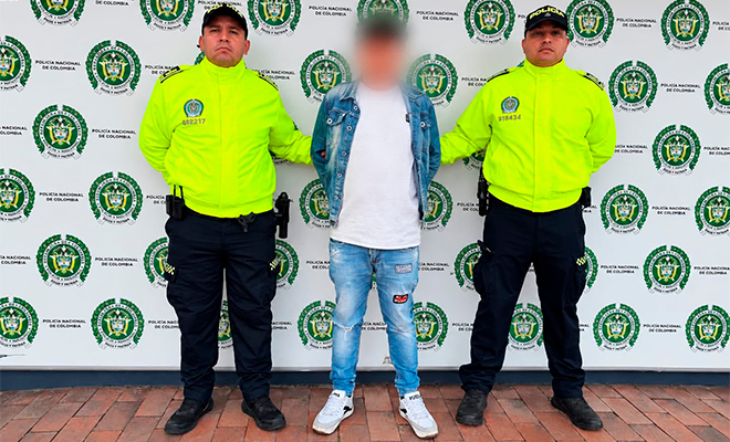 Alias 'Skary', capturado con fines de extradición es custodiado por dos policías.