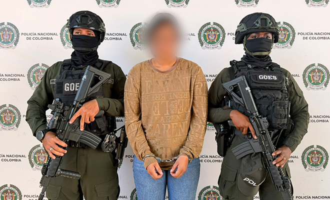 Alias 'María José' es custodiada por la Policía Nacional, después de ser capturada en San José del Guaviare