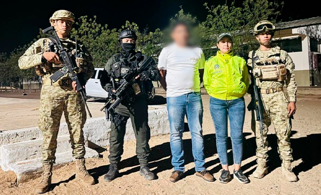 Funcionarios de la Polic&iacute;a y del Ej&eacute;rcito custodian una persona capturada