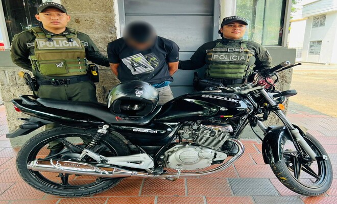 Presunto capturado por hurto sujetado por dos uniformados de la Policía Nacional