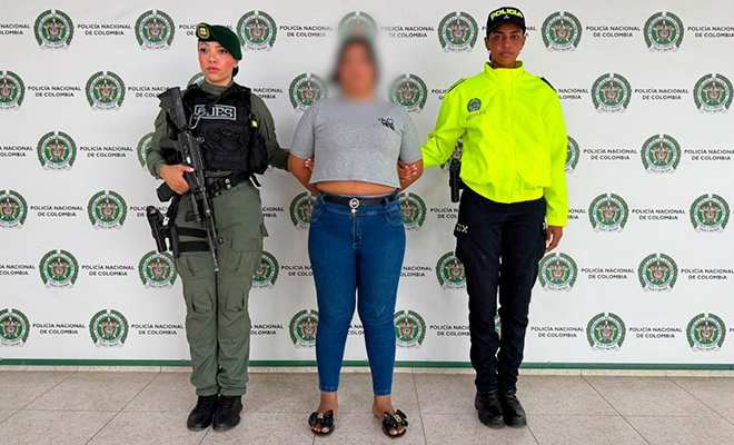 Dos funcionarias de polic&iacute;a custodian a una mujer capturada