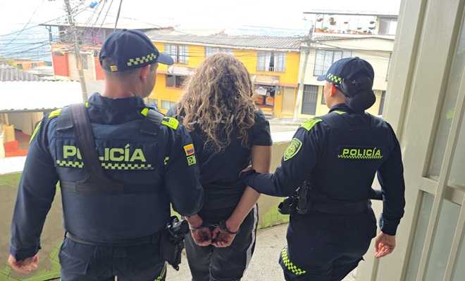 Dos policías con una capturada Conflicto de pareja