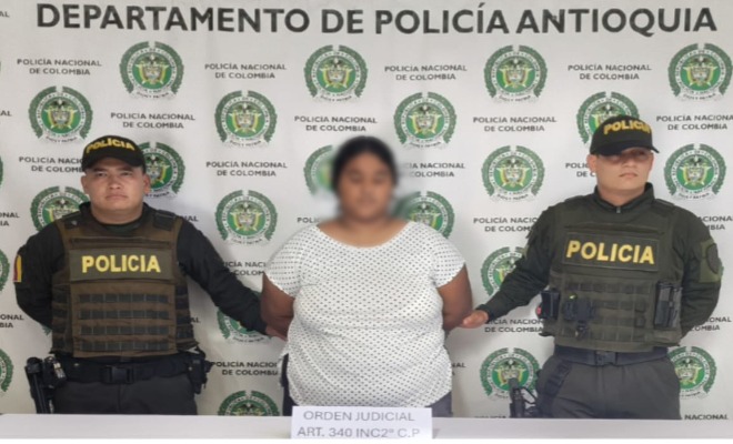 Polic&iacute;as custodian a capturada