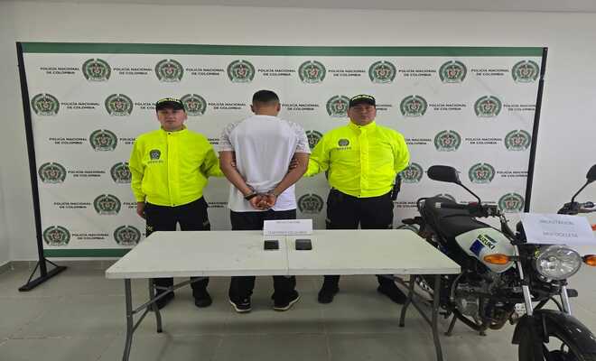 Dos polic&iacute;as, un capturado y elementos incautados "motocicleta".