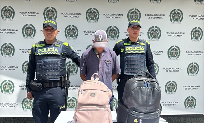 dos policías, un capturado y dos bolsos incautados 