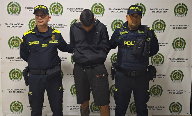 dos uniformados y un capturado 