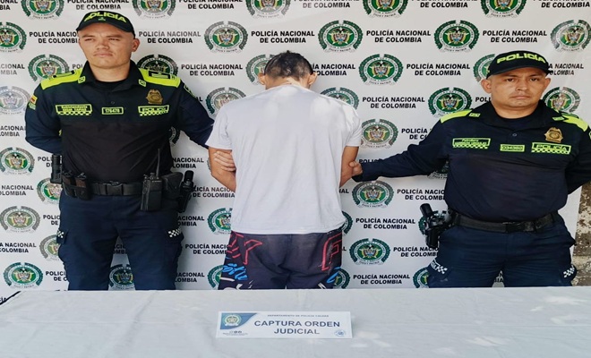 Policías custodian persona capturada 